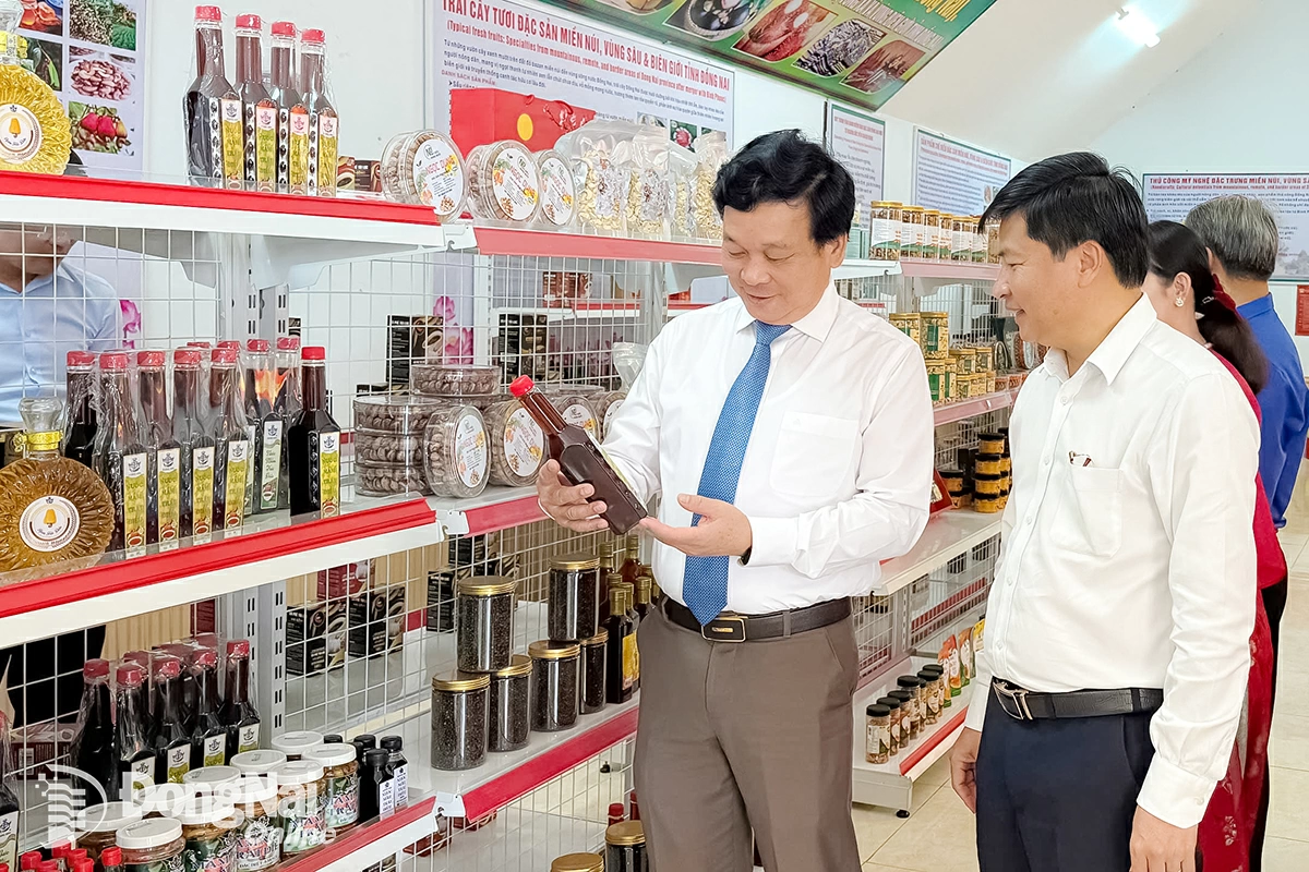 Đại biểu tham quan điểm bán các mặt hàng đặc sản, đặc trưng miền núi, vùng sâu, vùng xa và vùng biên giới trên địa bàn tỉnh.