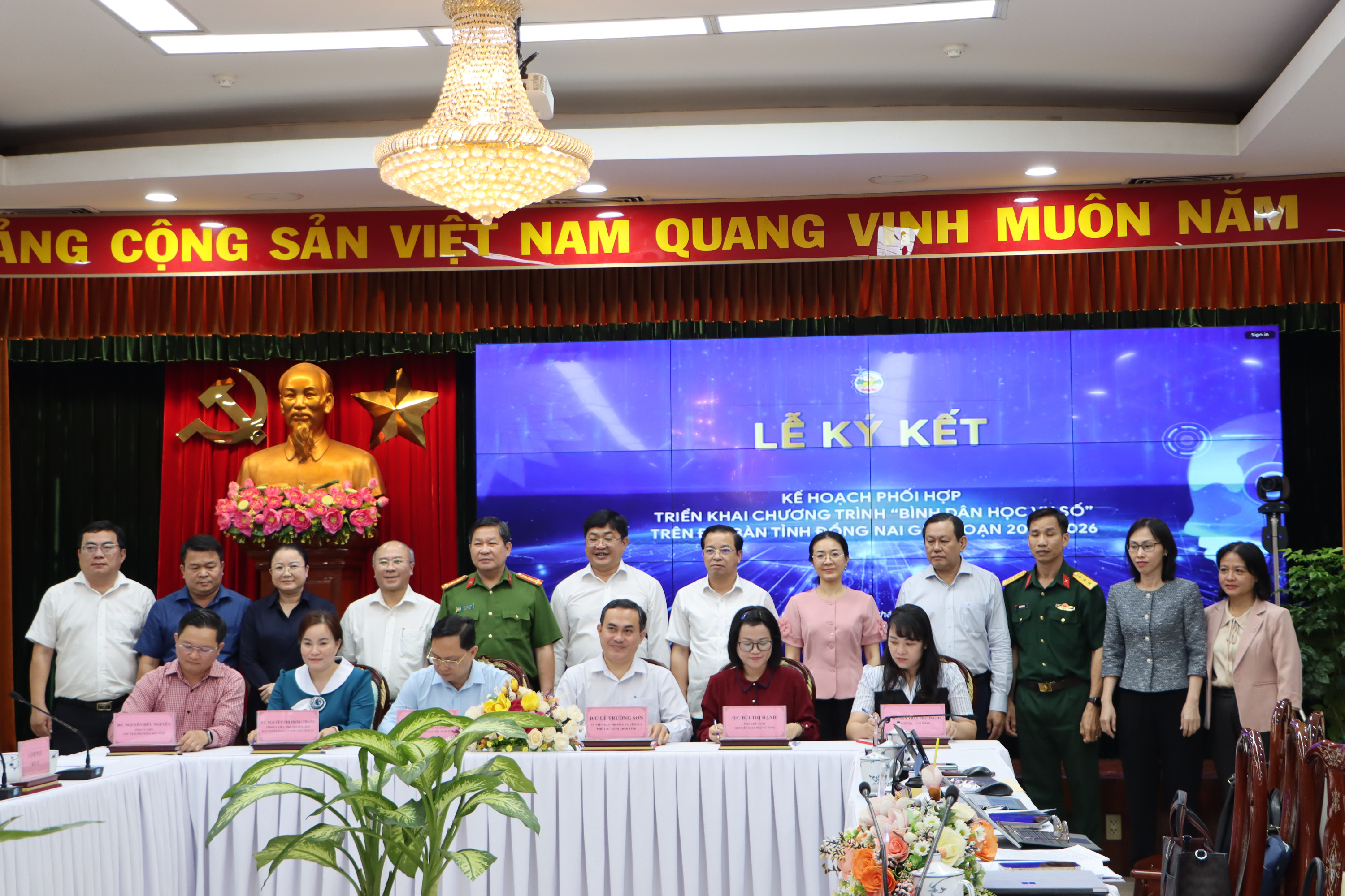 thúc đẩy phong trào bình dân học vụ số